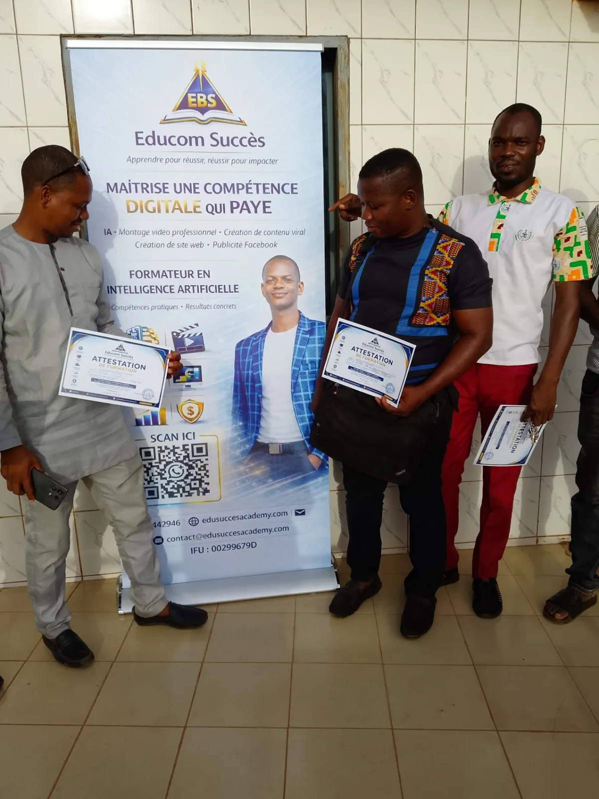 Participants devant le kakémono « Maîtrise une compétence digitale qui paye »