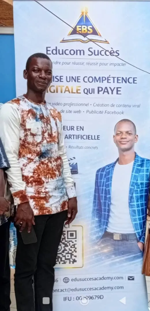 Participant devant le kakémono Educom Succès « Maîtrise une compétence digitale qui paye »