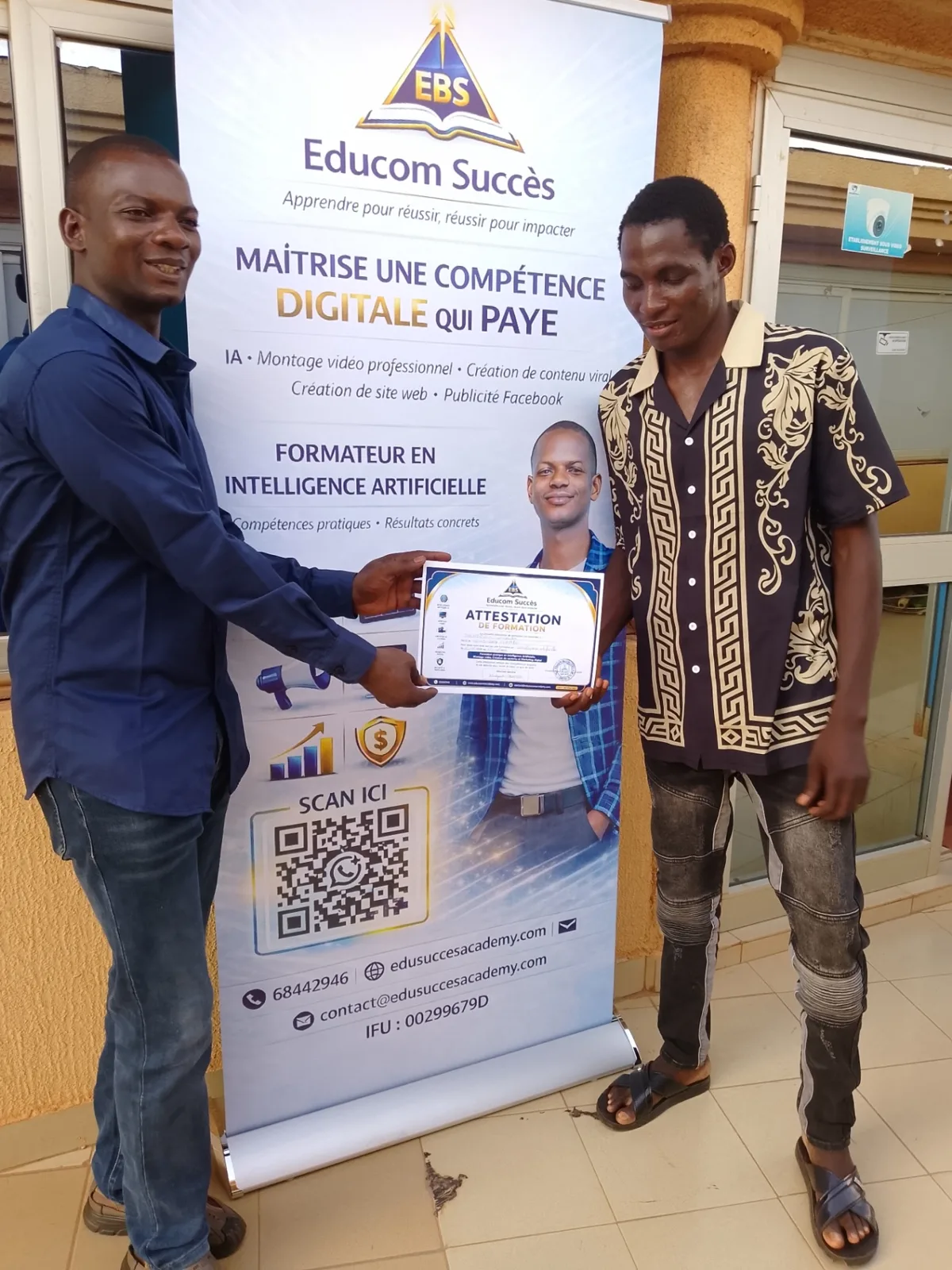 Remise d’attestation par le formateur Educom Succès à un apprenant