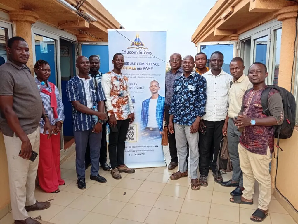 Participants et formateurs Educom Succès réunis devant le kakémono lors d’une session de formation à l’IA