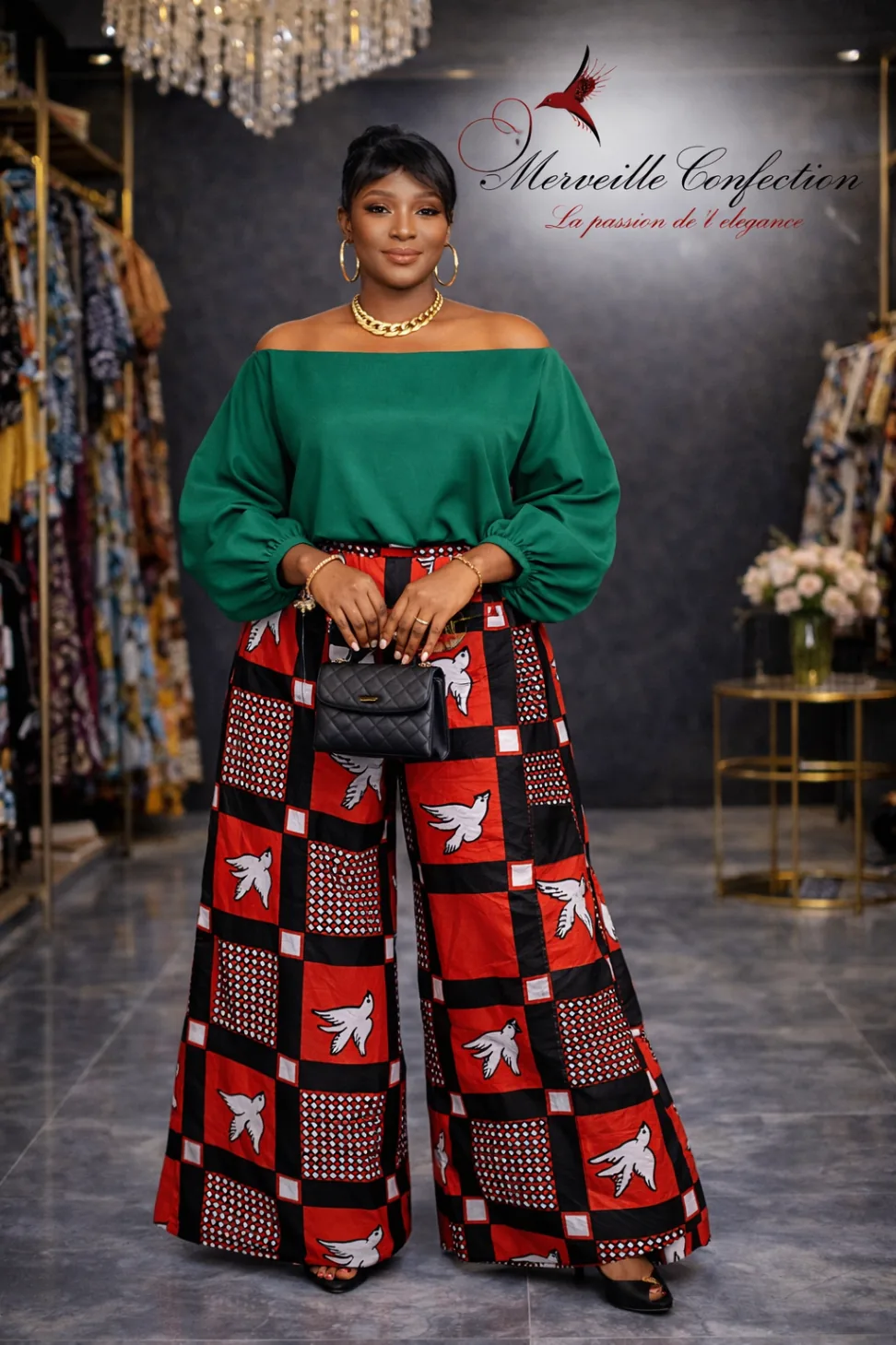 Pantalon large en pagne rouge et noir associé à un haut vert dans la boutique Merveille Confection